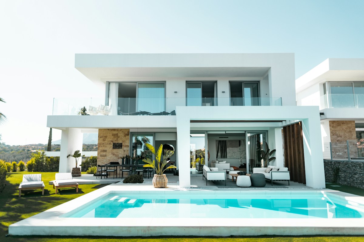 Inspiracja architektoniczna: nowoczesna willa z basenem